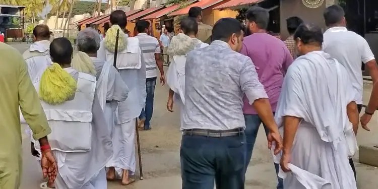 jain bhramacharies walking